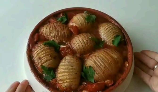 Запеченная Картошка гармошка в духовке с помидорами рецепт