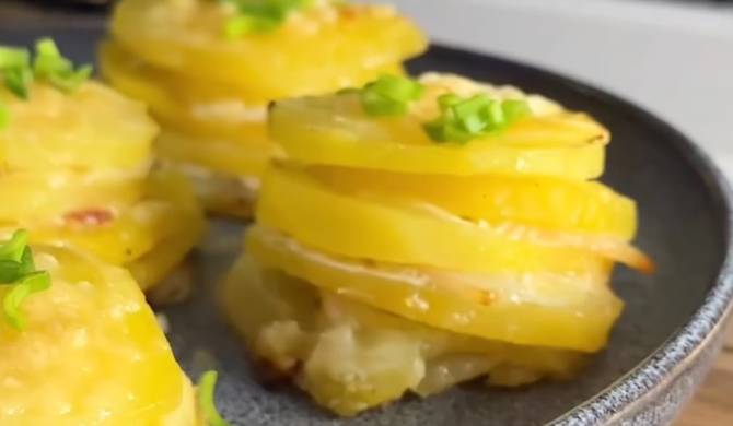 Видео Картофельные стейки в сливках с беконом и пармезаном рецепт