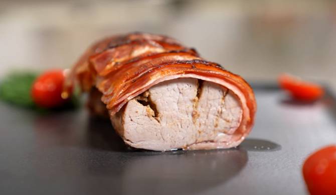 Запеченная вырезка свиная в беконе в духовке рецепт