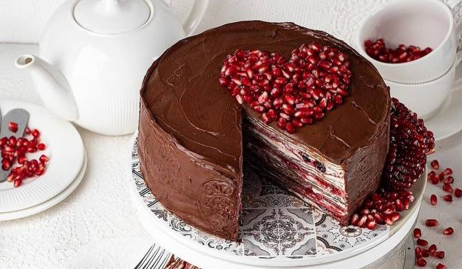 Шоколадный блинный торт с ягодами рецепт