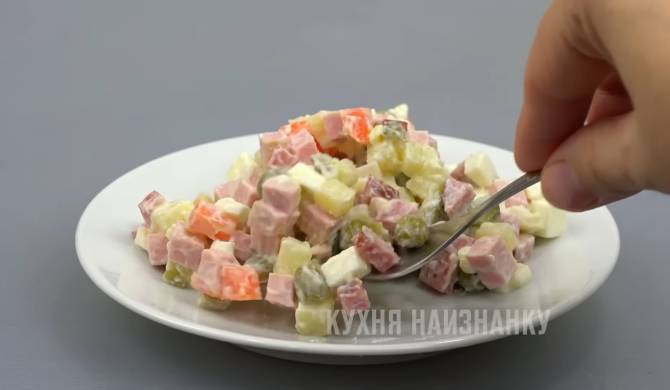 Салат Оливье с колбасой и солеными огурцами рецепт
