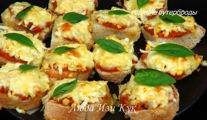 Видео Горячие бутерброды с яйцами, сыром и помидорами в духовке рецепт