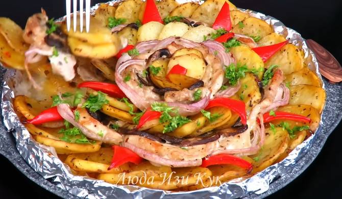 Видео Запечённый картофель с мясом и грибами в духовке рецепт