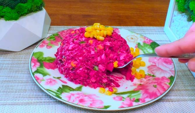 Розовый салат барби со свеклой, картошкой и яйцами рецепт