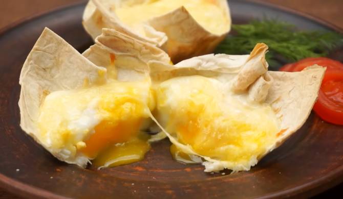 Завтрак из лаваша, яиц и сыра в духовке рецепт