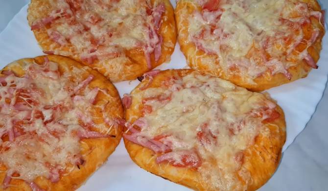 Смаженка с колбасой и сыром белорусская мини-пицца рецепт