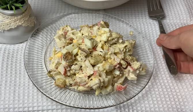 Салат с крабовыми палочками, яйцом, сыром и сухариками рецепт