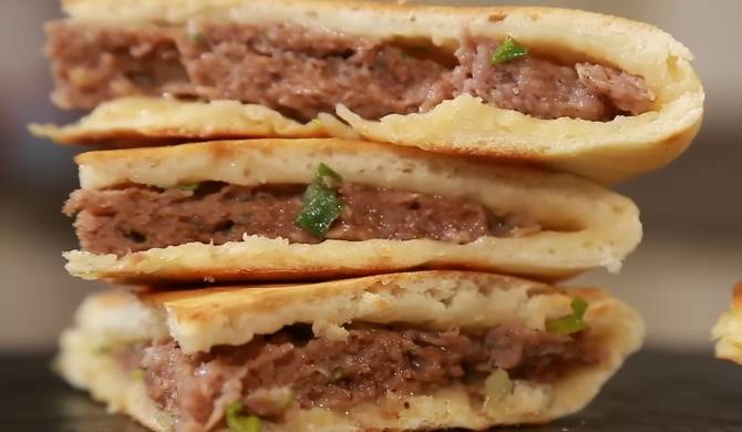 Видео Ленивый хачапури на сковороде на кефире с сыром и фаршем рецепт