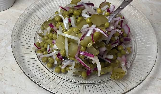 Простой дешевый салат из соленых огурцов, горошка и лука рецепт