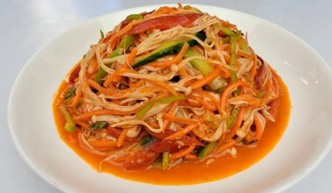 Салат с грибами эноки, огурцом, перцем и морковью по корейски рецепт