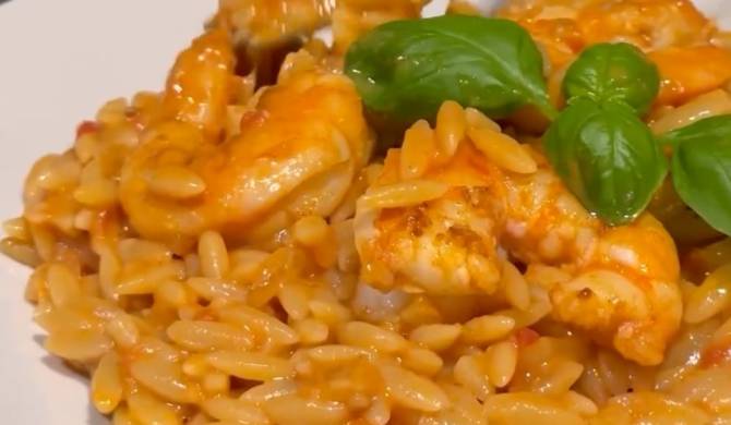 Видео Орзо паста с креветками в томатно сливочном соусе рецепт