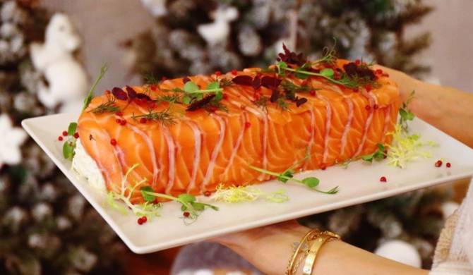 10 простых и вкусных салатов с сёмгой и другой красной рыбой - Лайфхакер