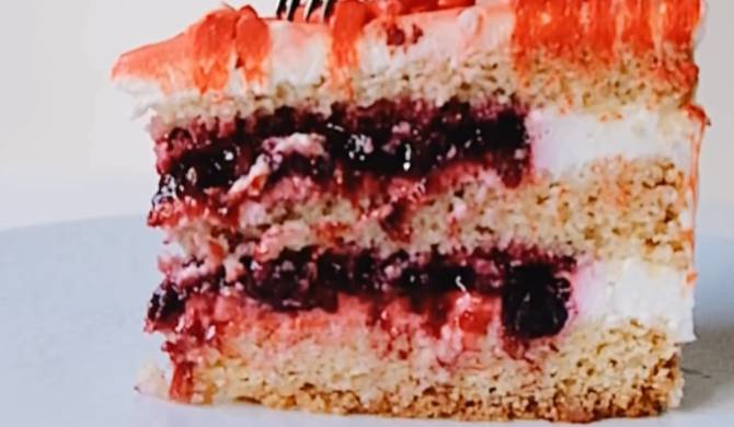 Легкий ягодный торт с ежевикой, брусникой и клубникой рецепт