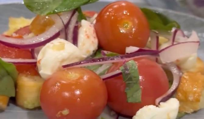 Салат Панцанелла с томатами черри и сухариками рецепт