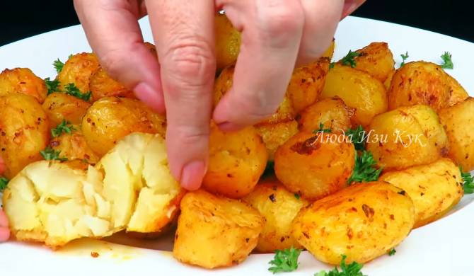 Запеченная картошка в духовке с паприкой и чесноком рецепт