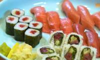 Суши роллы с тунцом и сашими