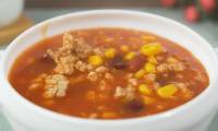 Мексиканский томатный суп с фасолью, фаршем и кукурузой