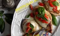 Курица Капрезе с сыром моцареллой и помидорами в духовке