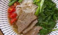 Вьетнамский суп Фо-бо с говядиной и рисовой лапшой