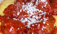 Полента с ребрышками и мясными колбасками в томатном соусе