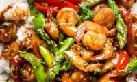 Жаркое из морепродуктов с овощами и чесночным соусом по азиатски