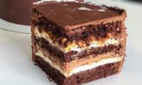 Шоколадный торт Сникерс с кремом чиз и карамелью