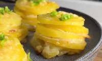 Картофельные стейки в сливках с беконом и пармезаном