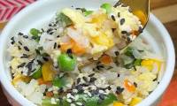 Рис с овощами и яйцом на сковороде