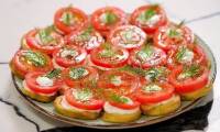 Жареные хрустящие баклажаны с помидорами на сковороде