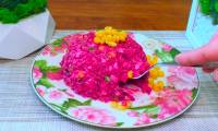 Розовый салат барби со свеклой, картошкой и яйцами