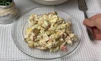 Салат с крабовыми палочками, яйцом, сыром и сухариками