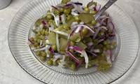 Простой дешевый салат из соленых огурцов, горошка и лука