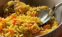 Рис с овощами и курицей на сковороде
