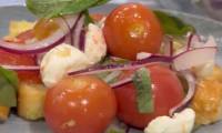 Салат Панцанелла с томатами черри и сухариками