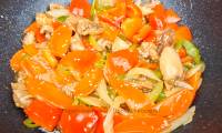 Курица в кисло сладком соусе с овощами на сковороде
