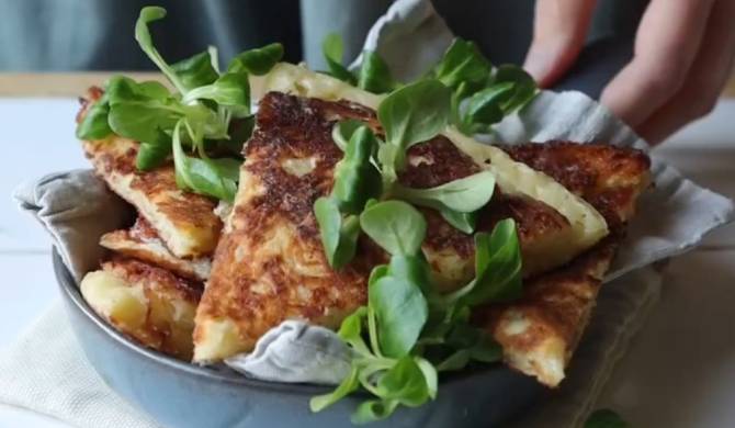 Ленивый хачапури с сыром на кефире на сковороде рецепт