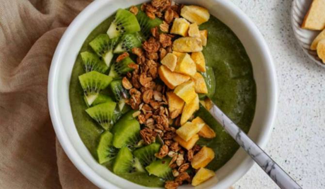 Зеленый смузи из шпината, банана и авокадо рецепт