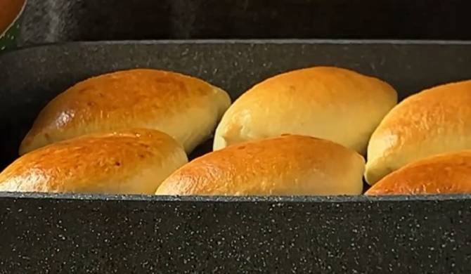 Дрожжевые пирожки с картошкой жареные на сковороде рецепт с фото пошагово
