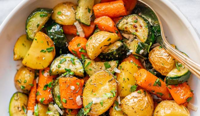 Запеченные овощи картошка, кабачок и морковь в духовке рецепт