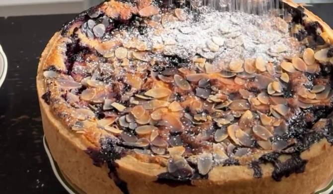 Ягодный пирог с черникой, творогом и сметаной в духовке рецепт