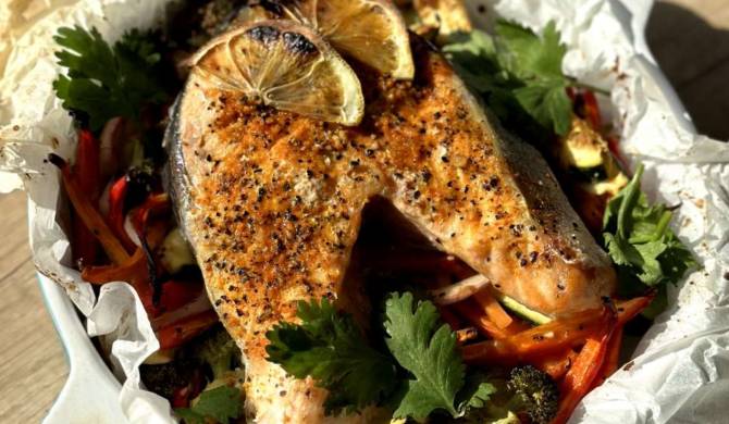 Стейк красной рыбы лосося с лимоном, кабачком и брокколи рецепт