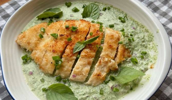 Хрустящая курица в панировке на сковороде с зеленым соусом рецепт