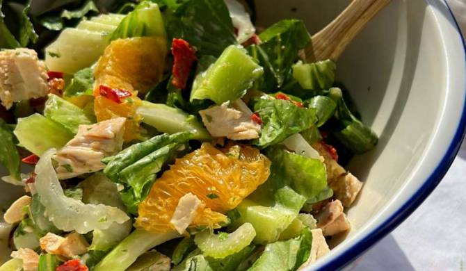 Салат с курицей, апельсином и сельдереем рецепт