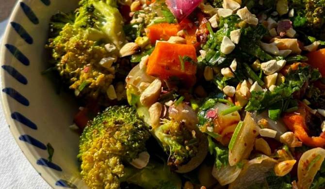 Запеченные овощи: батат и брокколи в духовке рецепт