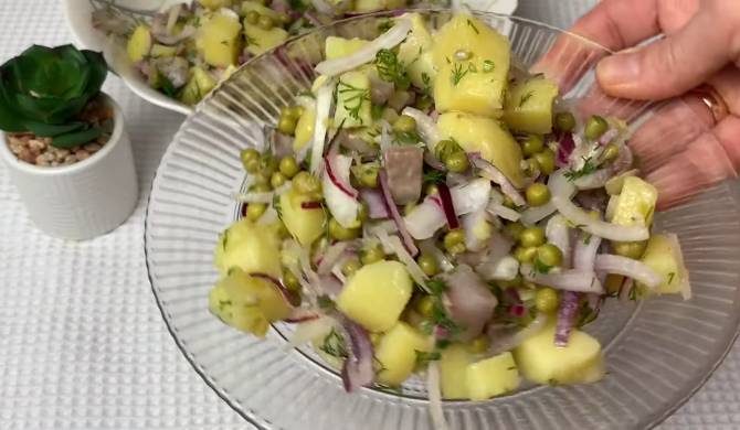 Видео Салат из сельди, картошки, горошка и лука рецепт