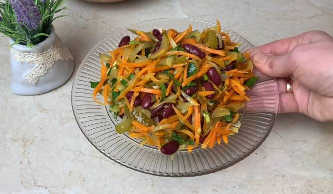 Салат с морковью, луком, фасолью и солеными огурцами рецепт