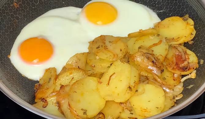 Жареная картошка с яйцом на сковороде рецепт