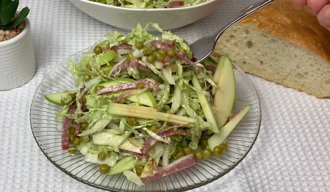 Салат с пекинской капустой, колбасой, яблоком и горошком рецепт