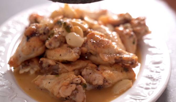 Жареная курица с чесноком на сковороде по испански рецепт