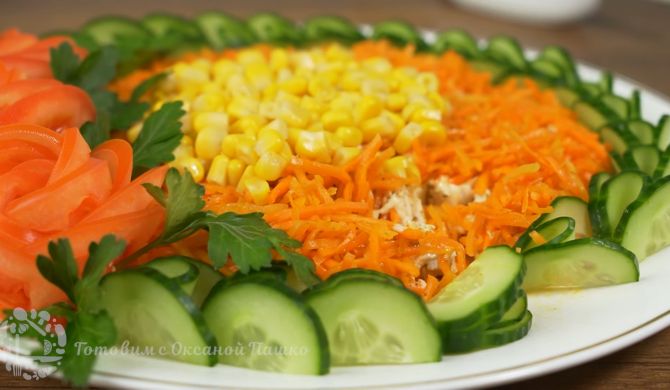 Красивый салат с курицей, кукурузой, помидором, огурцом и морковью рецепт